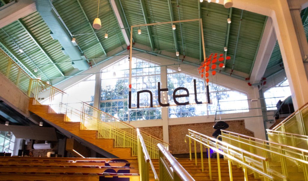 Letreiro do Inteli dentro de seu campus. Imagem: Tessler Engenharia