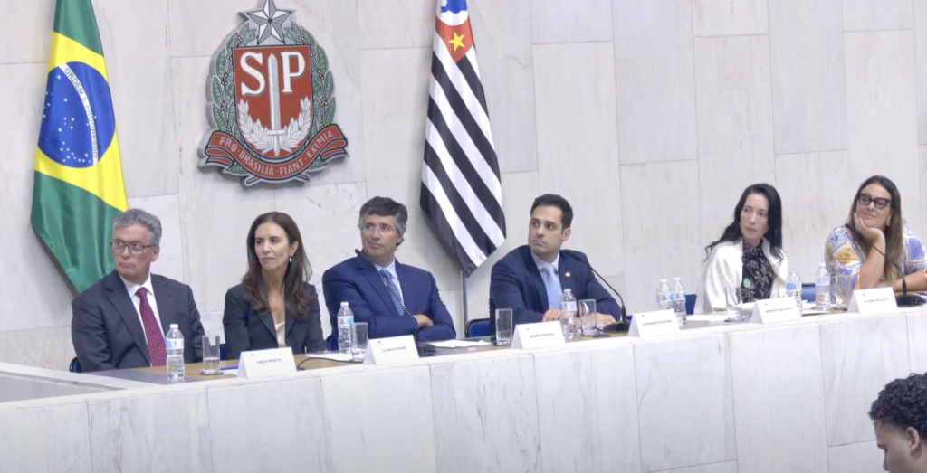 Mesa solene durante a fala de Roberto Sallouti. Imagem: Alesp - YouTube