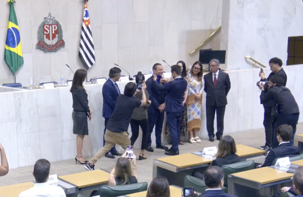 Roberto Sallouti é outorgado com Colar de Honra ao Mérito Legislativo. Imagem: Alesp - YouTube